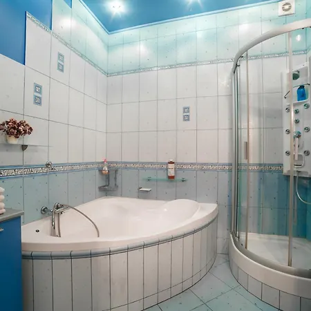 Modern On Mechnikova Street 18 リヴィウ